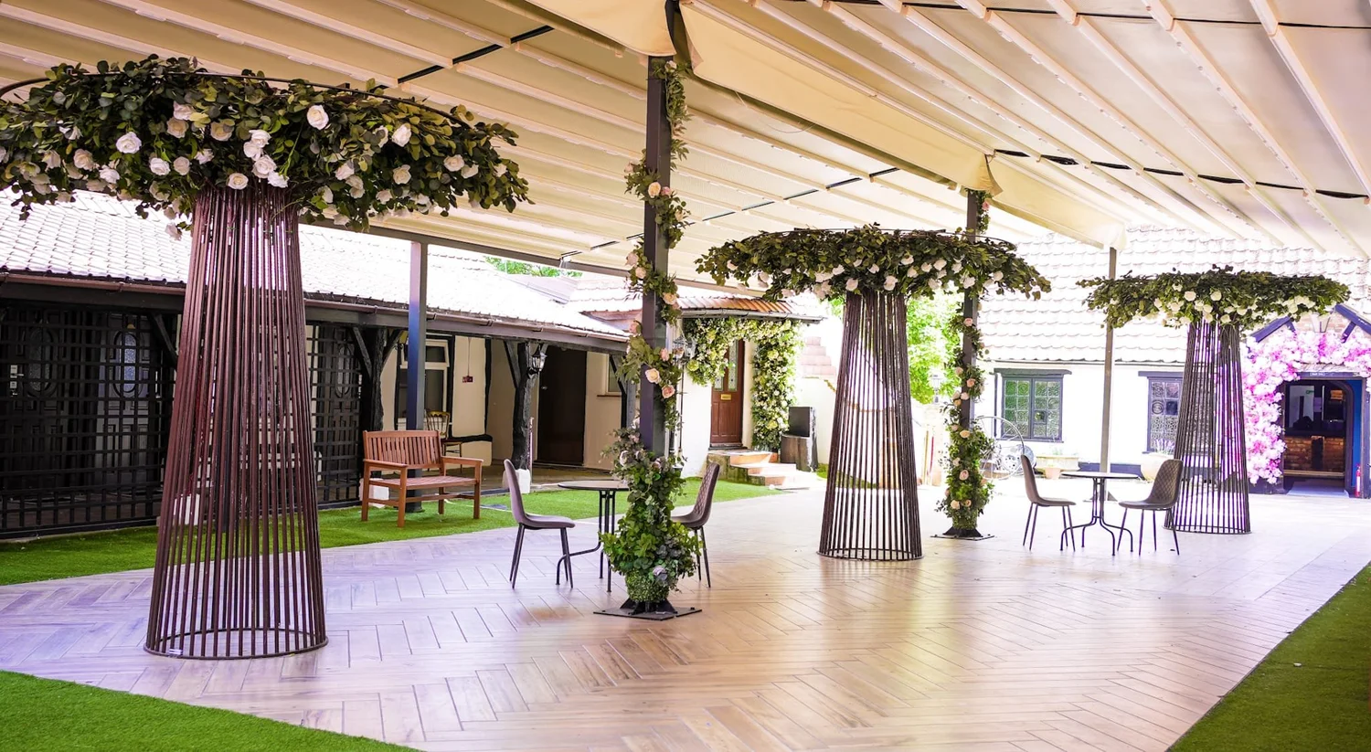 The covered courtyard garden